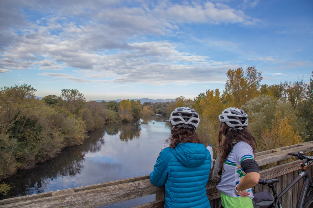 dues ciclistes als Aiguamolls de l'Empordà